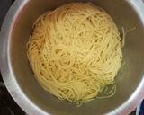 A picture of step 1 of Spaghetti and egg tomato curry.