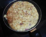 Foto del paso 5 de la receta: Tortilla de papas con cebolla, fuet y perejil picado