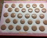 Foto del paso 7 de la receta: ⚜️Macarons chocolateados rellenos con crema de leche & avellanas ⚜️