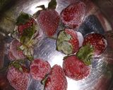 Foto langkah ke 1 dari resep Strawberry Yogurt Ice Cream.