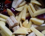 રીંગણા અને બટાકા નું શાક (Ringan Bataka Shak Recipe In Gujarati) રેસીપી સ્ટેપ1ફોટો