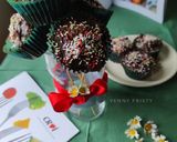 Foto langkah ke 4 dari resep Hampers Chocolate Cupcakes.
