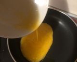 Foto del paso 3 de la receta: Huevo roto con tostadas de salmón
