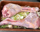 Foto del paso 2 de la receta: Piernas de cordero lechal al horno (nueva receta)