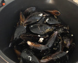Foto del paso 1 de la receta: Mejillones en jugo de limón y vino blanco,
