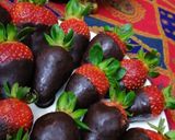 صورة لخطوة 6 من وصفة فريز مغطّس بالشوكولاتة - Chocolate Strawberries