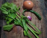 Foto langkah ke 1 dari resep Telur Dadar Daun Seledri.