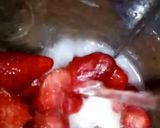 A picture of step 2 of Strawberry shake.