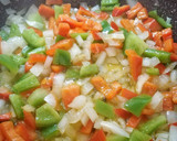 Foto del paso 2 de la receta: Pavo con sofrito de verduras