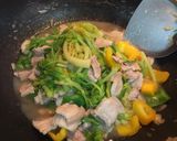 รูปขั้นตอนการทำที่ 3 ของ ใบเซเลอรี่ผัดหมูสามชั้น คีโต