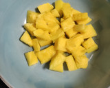 Foto del paso 1 de la receta: Ensalada de mango, aguacate queso de cabra y nueces
