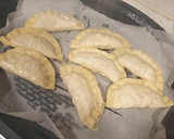 Foto del paso 9 de la receta: Gyozas de pollo, calabacín y cebolleta
