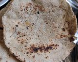 तीळ लावलेली बाजरीची भाकरी (Til Lavleli Bajrichi Bhakri Recipe In Marathi) रेसिपी स्टेप 4 फोटो 