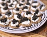 Hình bước làm 4 của món Galette Kiều Mạch Kem Tươi & Trứng Cá Tầm (Caviar) Muối