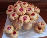 Foto langkah ke 6 dari resep Thumbprint Selai Strawberry.