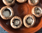 Foto del paso 1 de la receta: Champiñones Portobello rellenos de huevo de codorniz y queso feta griego