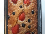 Budín de frutillas y arándanos
