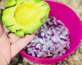 Foto del paso 3 de la receta: Timbal de salmón 🍣 🥑 🍅 🧅
