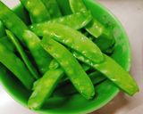 Hình bước làm 1 của món Đậu hà lan xào cá hồi phi lê
