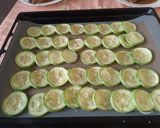 Foto del paso 10 de la receta: Salchichas minis con gulas al ajillo y calabacín al horno