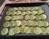 Foto del paso 10 de la receta: Salchichas minis con gulas al ajillo y calabacín al horno