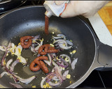 Foto del paso 2 de la receta: Garbanzos con calamares en lata