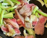 A picture of step 4 of Cauliflower and Beef Stir-Fry with Oyster Sauce.