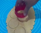 Foto langkah ke 4 dari resep Strawberry & Kecombrang Cookie Sandwich.