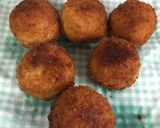 A picture of step 5 of Chicken cheese ball.