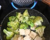Foto langkah ke 4 dari resep Healthy Diet Food: Grilled chicken + boiled egg+ tofu & brocolli + sambal mak beng.
