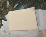 Foto del passaggio 2 della ricetta Cheesecake alla salsa di fragole mirtilli e cioccolato fondente