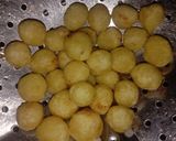 Foto langkah ke 4 dari resep Pentol kentang goreng ala jajanan SD.
