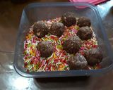 Foto langkah ke 4 dari resep Bola Bola Coklat Pelangi Biskuit Marie.