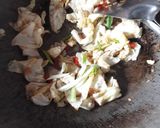 Foto langkah ke 3 dari resep Tumis kol goreng pedas.