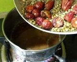 A picture of step 3 of Imli or khajoor ki chutney.