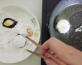 Hình bước làm 2 của món Đậu hũ trứng cuộn lá kim sốt cay