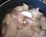 Foto del paso 1 de la receta: Patitas de puerco capeadas en salsa roja
