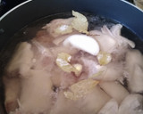 Foto del paso 1 de la receta: Patitas de puerco capeadas en salsa roja