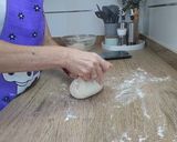 Foto del paso 3 de la receta: Pizza casera de cebolla caramelizada y queso de rulo