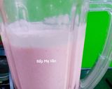 Hình bước làm 3 của món Strawbery Yogurt Ice Blended (Sữa chua dâu tây đá xay)
