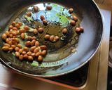 A picture of step 1 of Maharashtrian Bhadang.