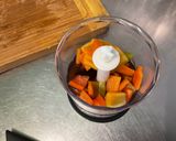 Une image de l'étape 5 de Filets de lieu, crème de poivron, abricot et ail noir.