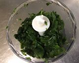Une image de l'étape 2 de Pavés de saumon sauvage crème de fanes de radis, ail et curry.