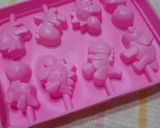 Foto del paso 1 de la receta: Chupetines de chocolate dinosauros
