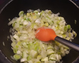 Foto del paso 1 de la receta: Crema de puerros y boniato con pollo