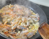 Foto del paso 1 de la receta: Croquetas de gambas al pil pil -en horno-
