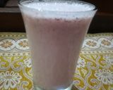 A picture of step 2 of Strawberry Milk Shake.