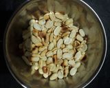 शुगर कारमेलाइज़ड चिक्की (sugar caramelised chikki recipe in Hindi) रेसिपी चरण 3 फोटो