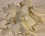 Foto del paso 2 de la receta: Chucrut con zanahoria y manzana verde + salchichas y panceta ahumadas