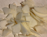 Foto del paso 2 de la receta: Chucrut con zanahoria y manzana verde + salchichas y panceta ahumadas
